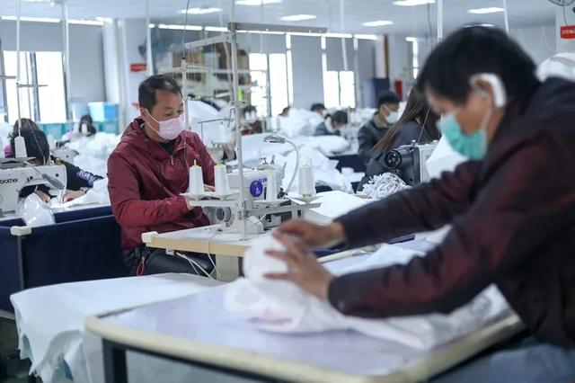 防護服緊缺？這家僅用了5天時間轉(zhuǎn)產(chǎn)防護服，日產(chǎn)量已達9000件