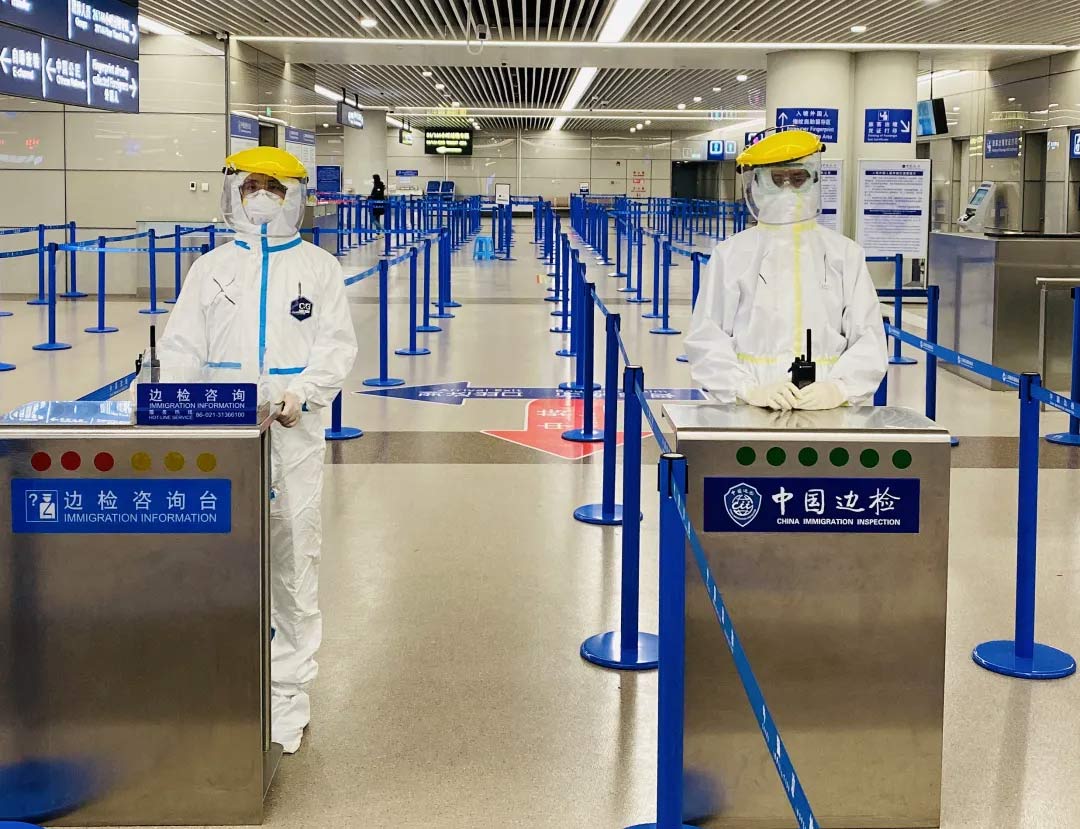 身穿誠格防護(hù)服的“守滬者” 24小時(shí)奮戰(zhàn)在浦東國際機(jī)場口岸防疫一線